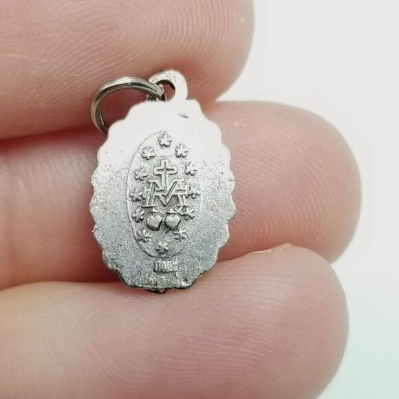 Vintage Religious Pendant Charm Medallion, Small Oval Silver Tone Saint, Estate - Picture 4 of 9